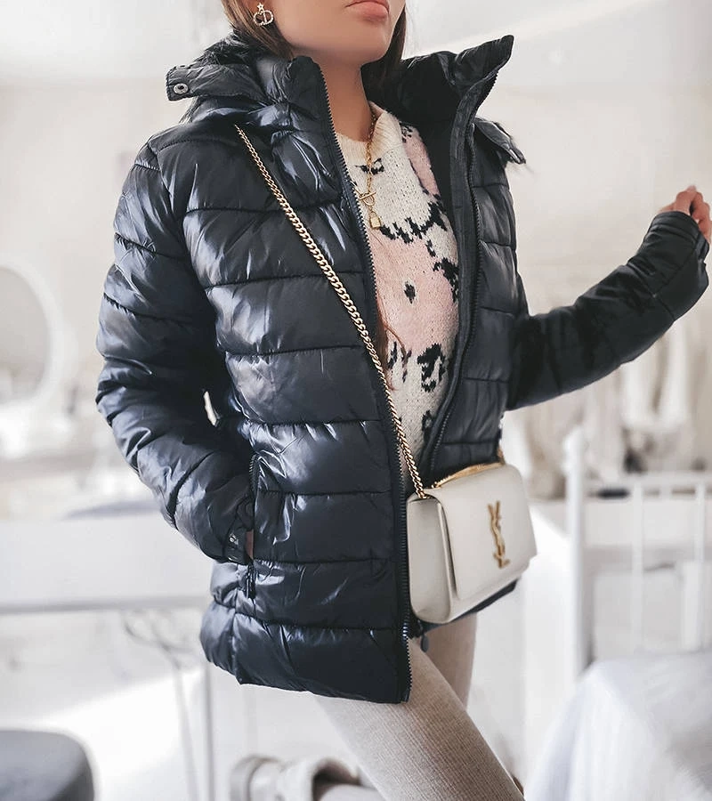 Černá bunda s kožešinovou kapucí Poisson