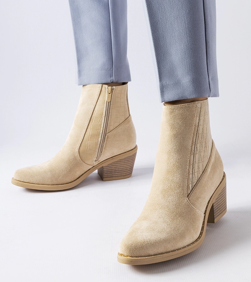 Bežové kotníčkové boty z eko semiše na nízkém sloupku Sovere
