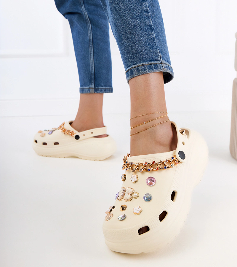 Béžové uzavřené pantofle s ozdobami Lelila