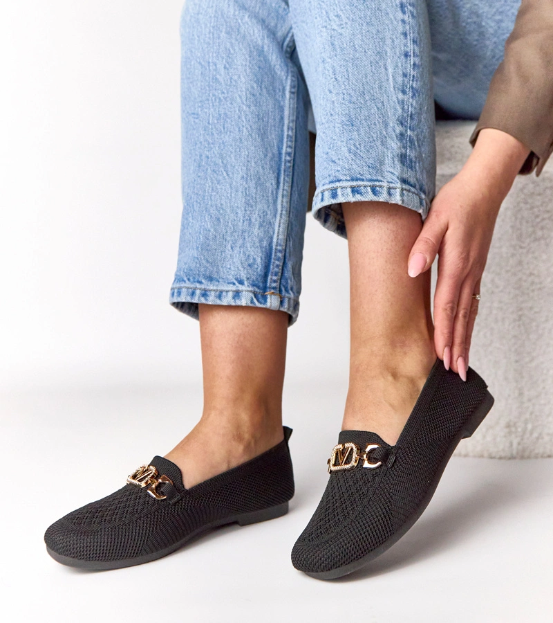 Černé látkové mokasíny se zlatou ozdobou Bianca