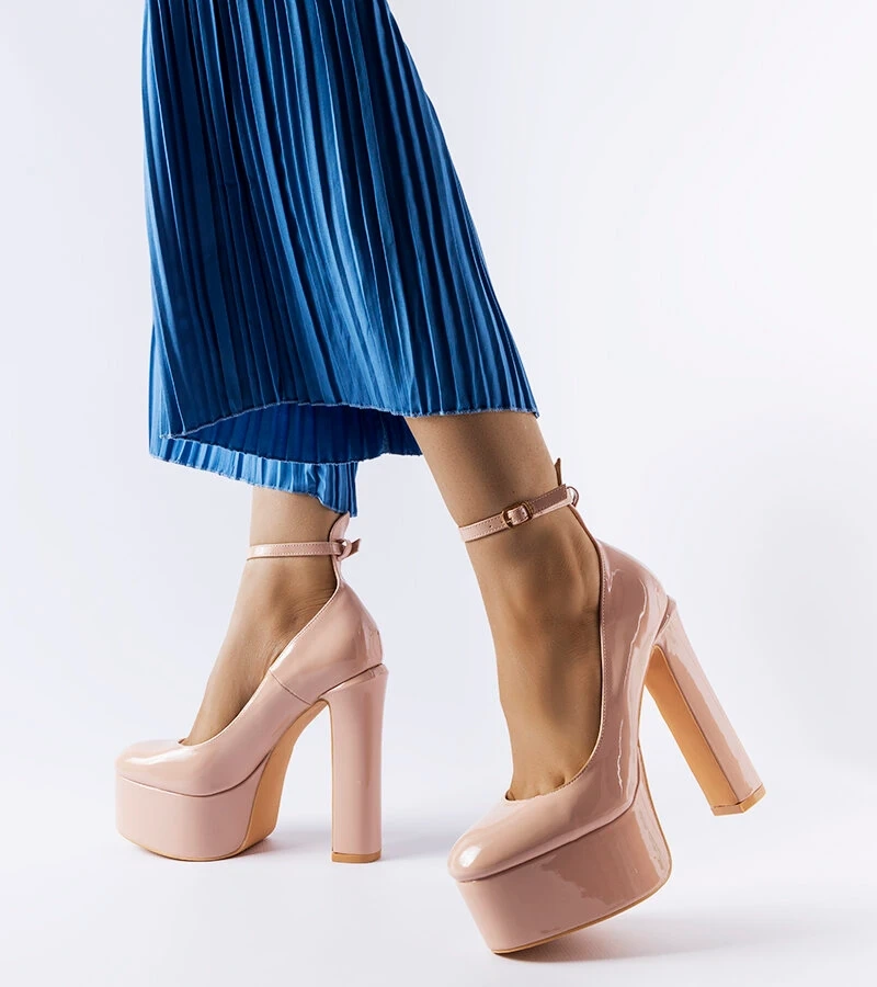 Béžové lakované lodičky na vysokém jehlovém podpatku Colle