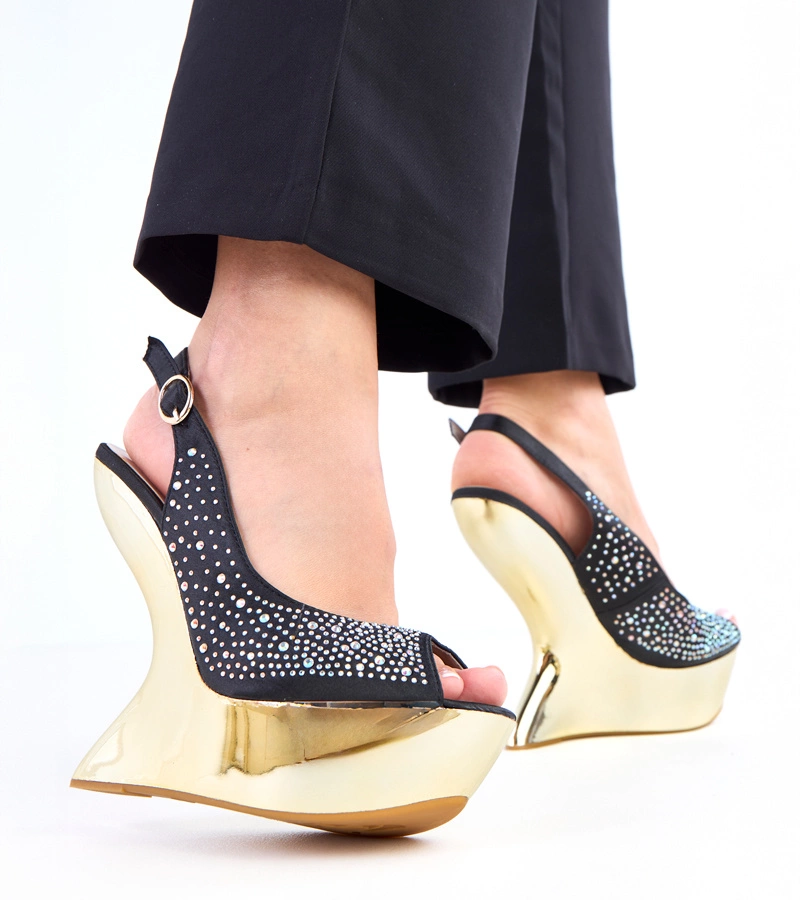 Černé sandály s kamínky na futuristickém klínu Tejla