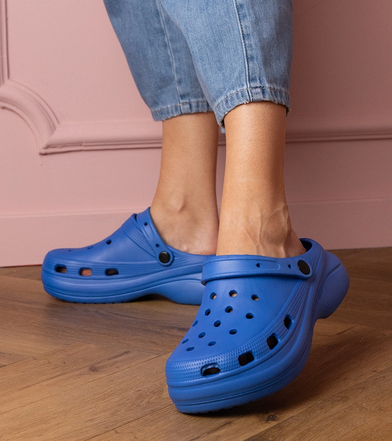 Modré uzavřené pantofle na platformě Kameris