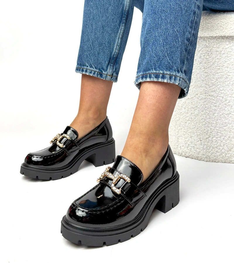 Černé lakované mokasíny na podpatku s kamínky Paola