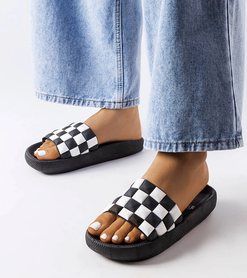 Černé gumové žabky na platformě od společnosti Elin