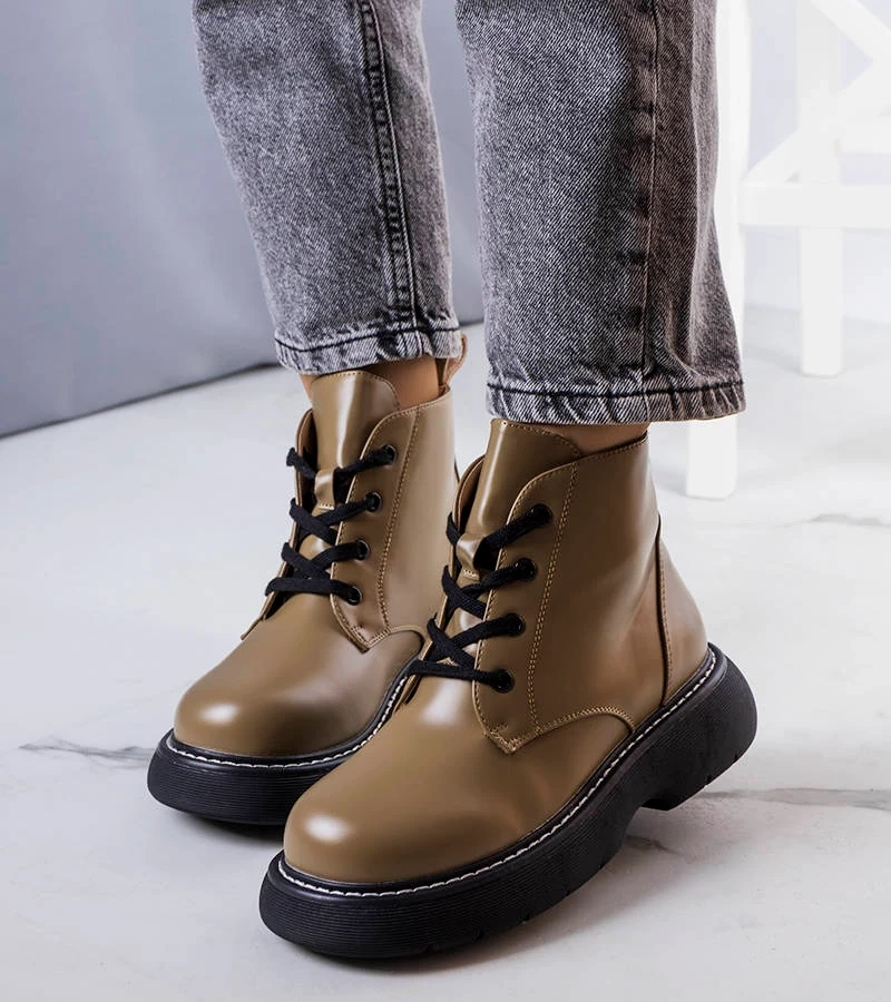 Zelený boty izolovaný Lutero