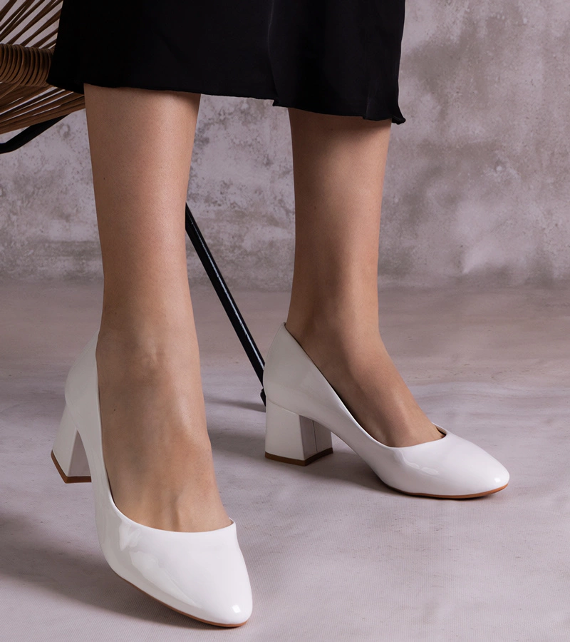 Bílé lakované lodičky na podpatku Linaka