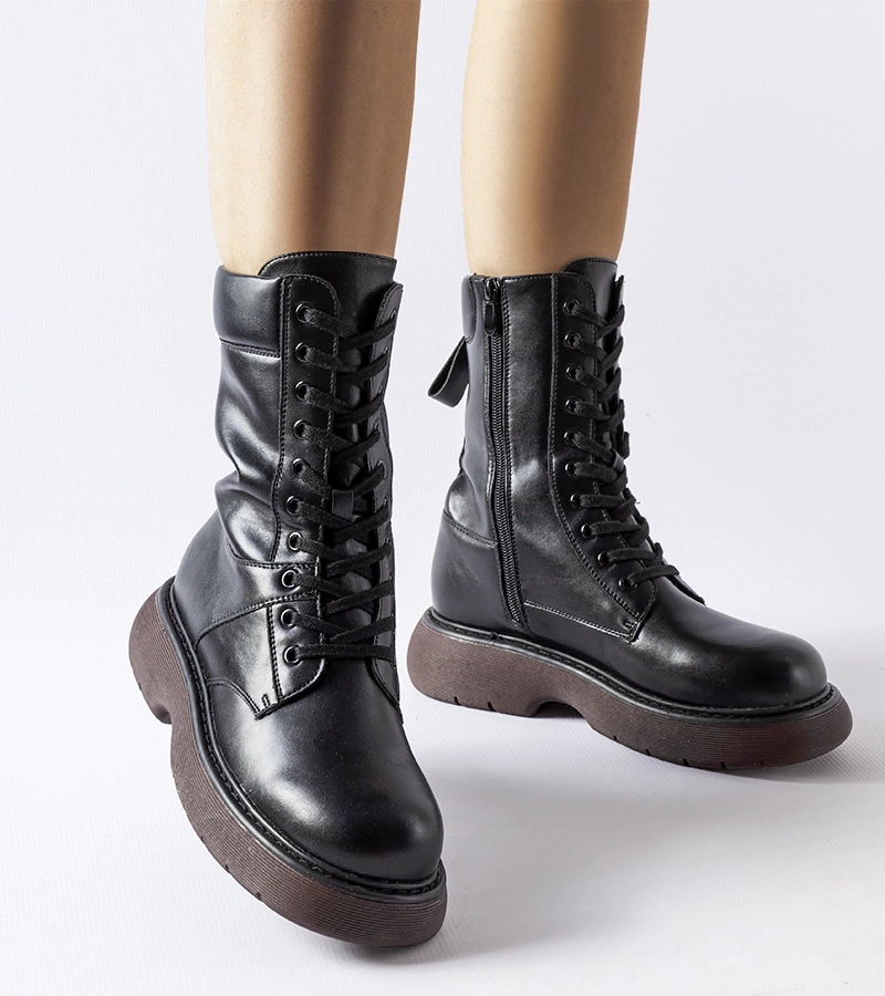 Černé zateplené boty s hnědou podrážkou Beata