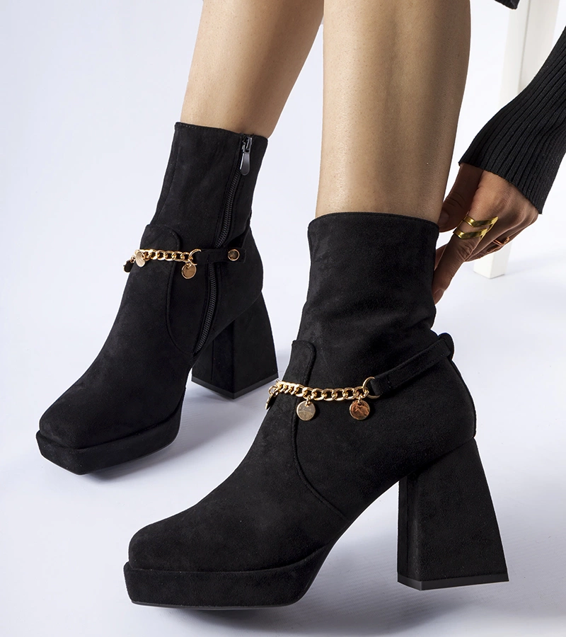 Černé zateplené botky s přívěskem Saviore