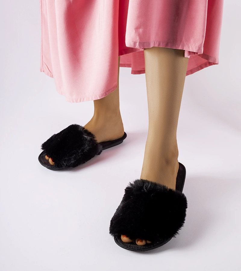 Černé pantofle s kožešinou INBLU