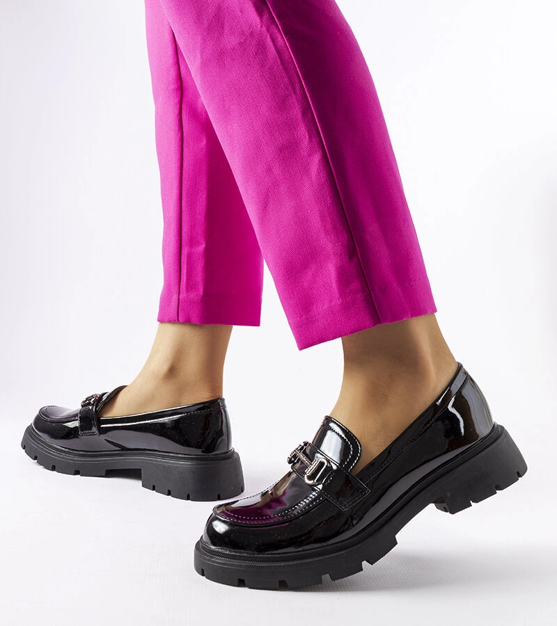 Černé lakované mokasíny se zirkony Cantú