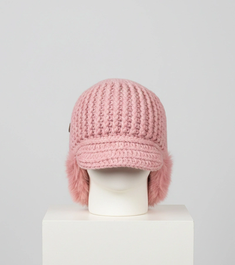 Bílá čepice s chrániči sluchu Zora