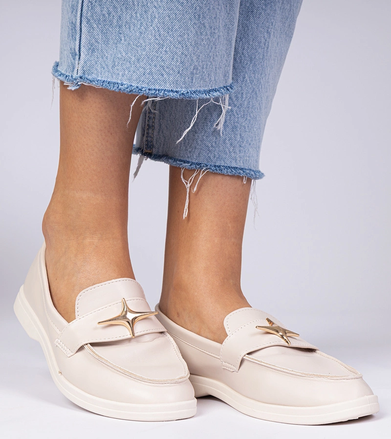 Béžové dámské mokasíny se zlatou ozdobou Senna