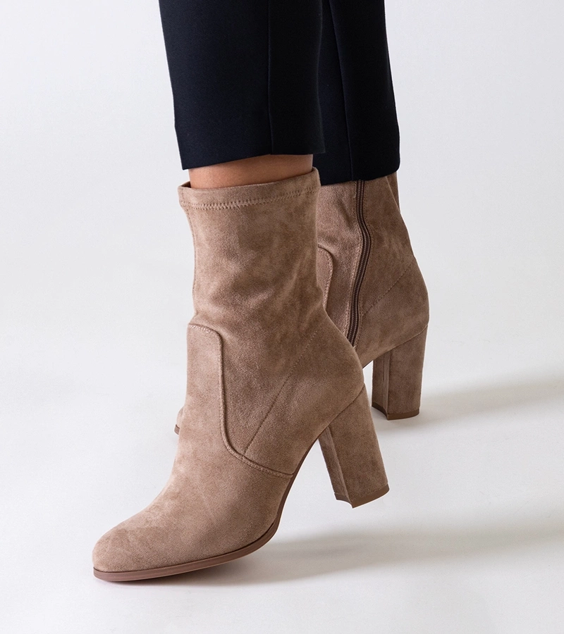 Beige úzké boty na vysokém podpatku z eko-veluru Haner.