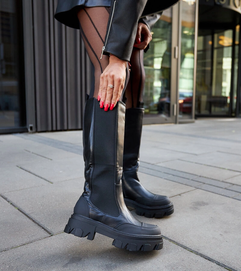 Černé masivní kozačky s podrážkou Barrios