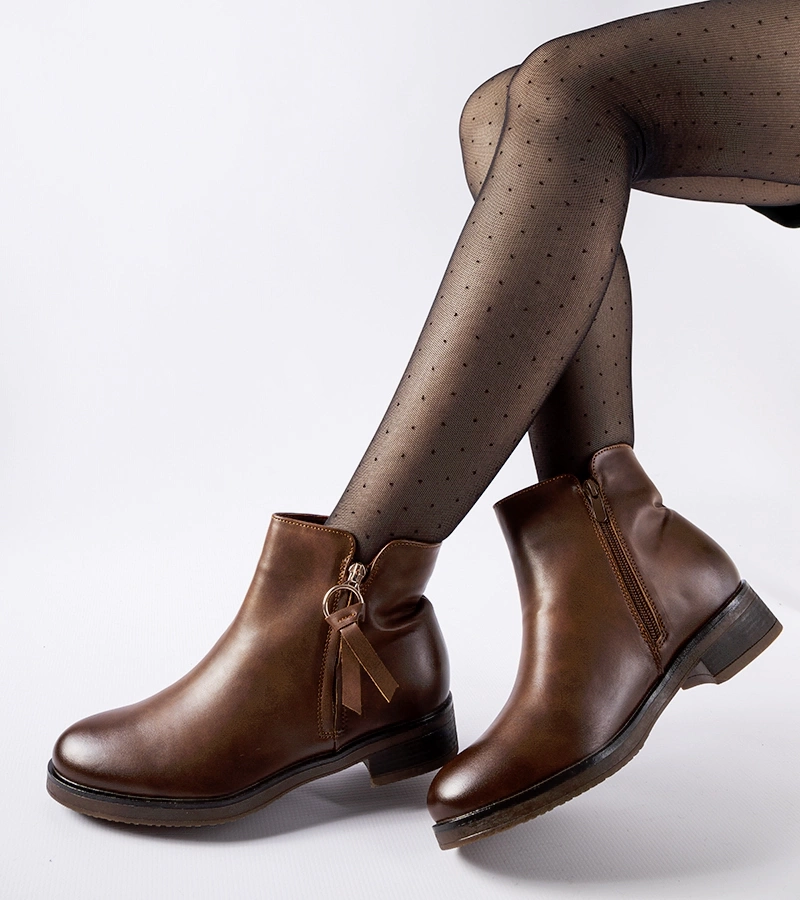 Hnědé izolované klasické botky Corciano