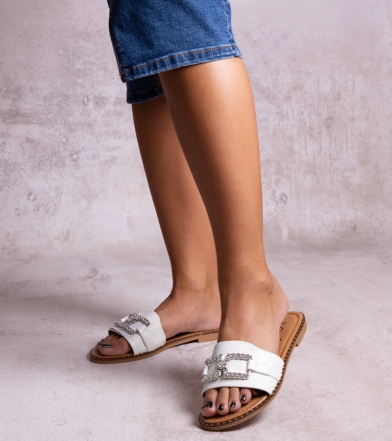 Bílé pantofle s dekorativní sponou od Rochaela