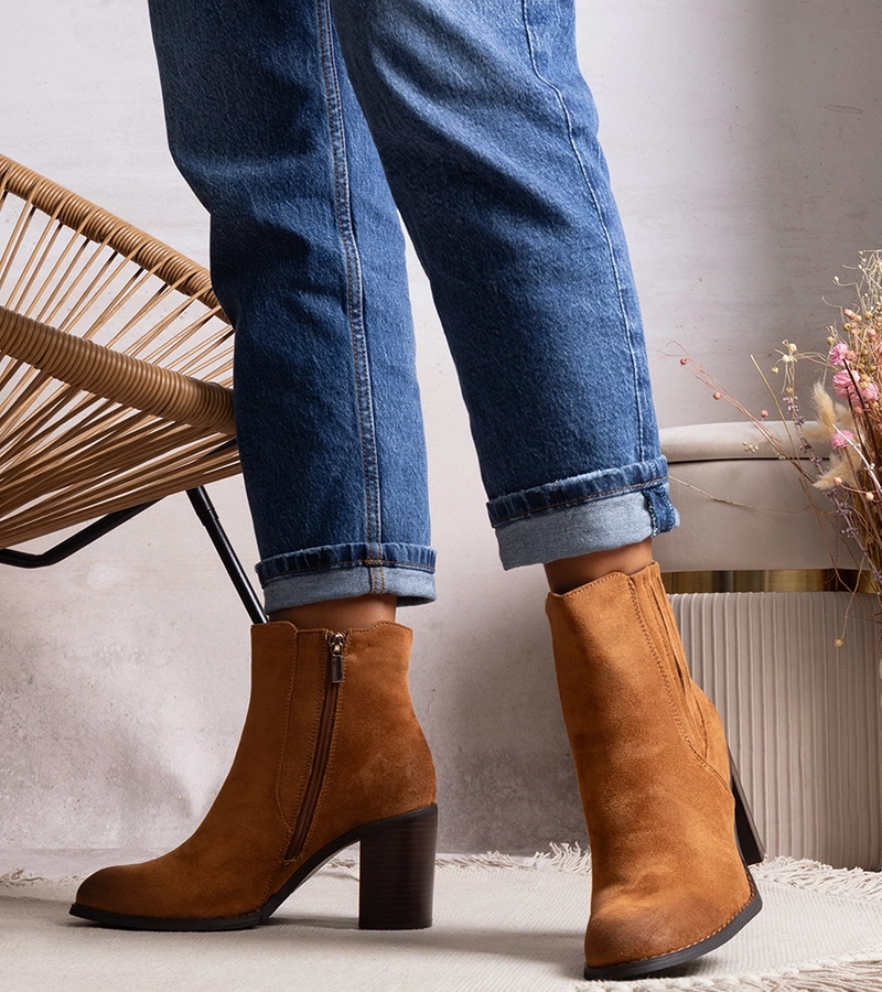 Brunetové boty na sloupku Fikriya