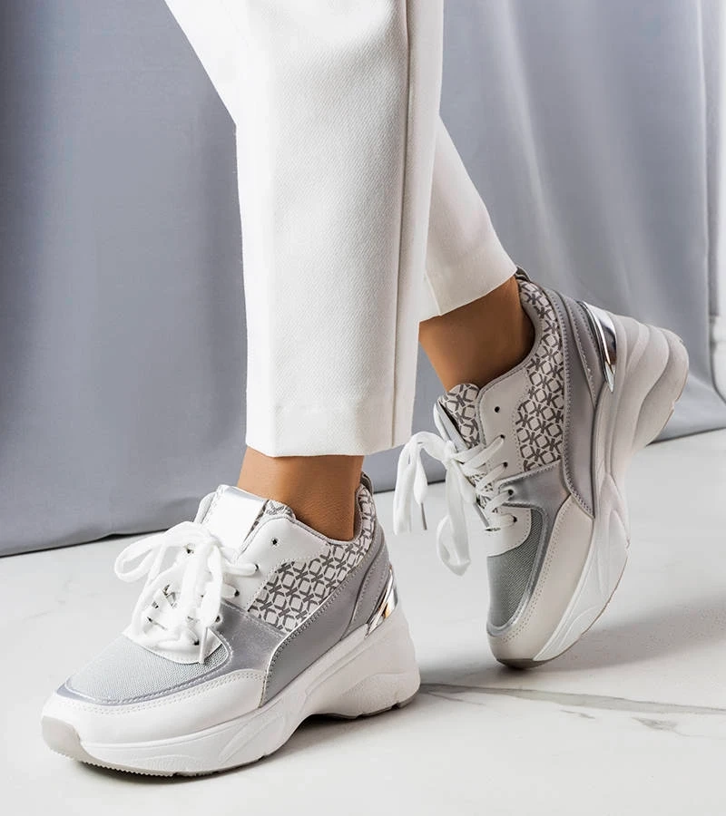 Šedé tenisky zdobené monogramem Lora