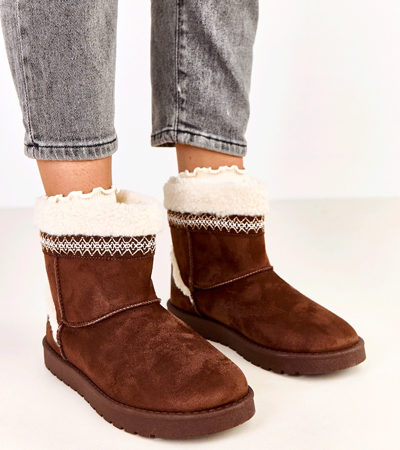 Hnědé nízké sněhule zdobené výšivkou Sensila