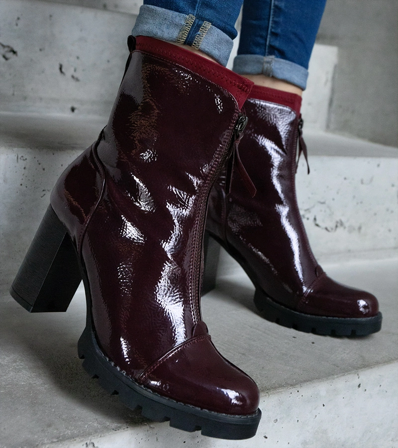 Bordové lakované kotníkové boty na podpatku zdobené zapínáním Tiri