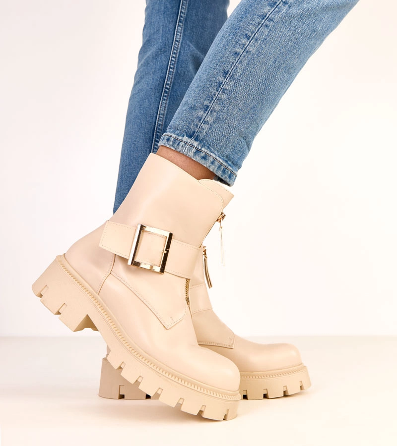 Béžové kotníkové boty na platformě s ozdobnou přezkou Dera