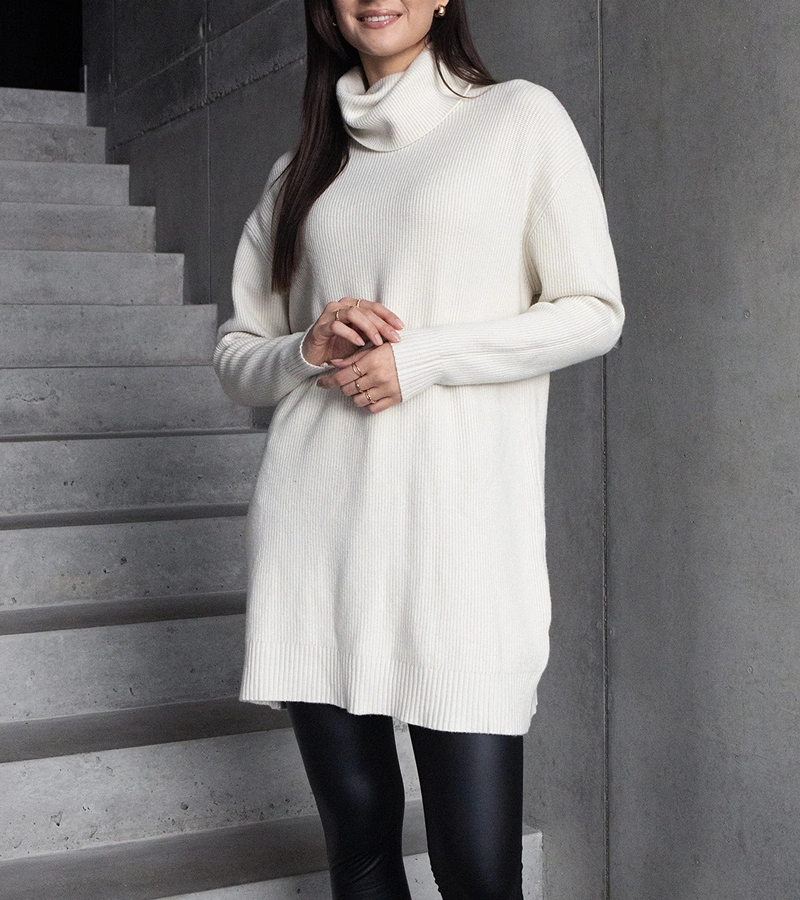 Dlouhý bílý měkký svetr s rolákem Kali