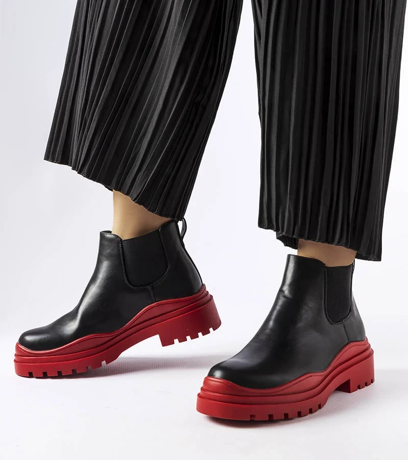 Černé boty na platformě Marinone