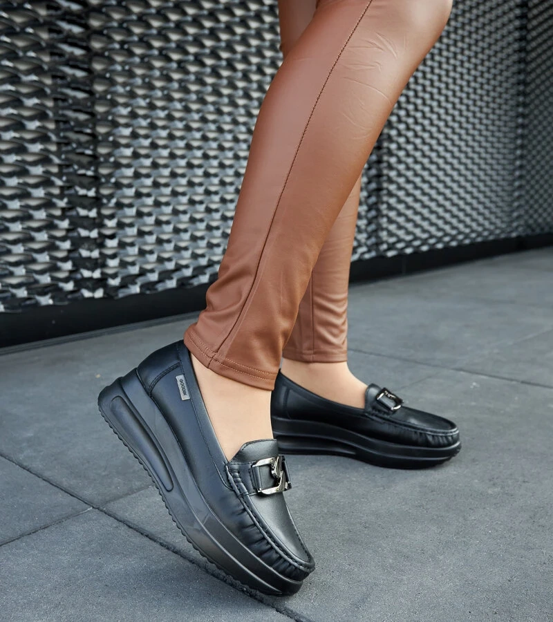 Černé lodičky na klínku s přezkou Vigolo