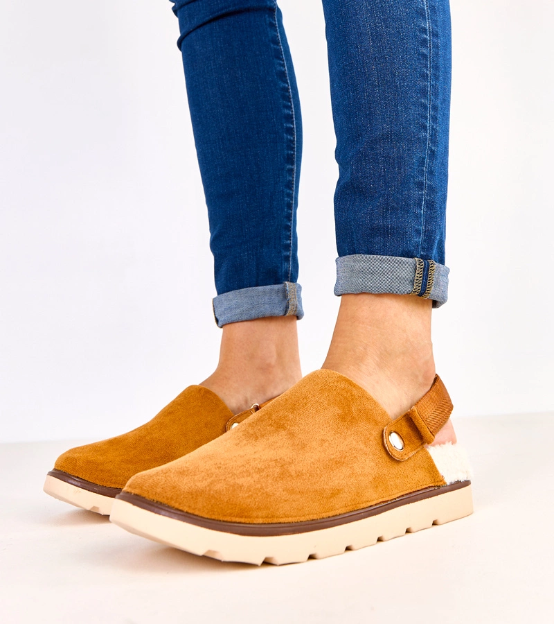 Hnědé uzavřené zateplené pantofle se zapínáním Unseta