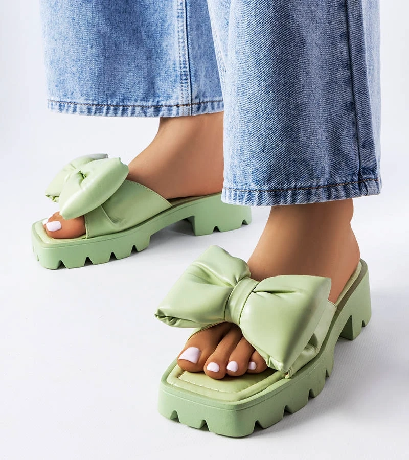 Zelené žabky na traktorové podrážce Bossé