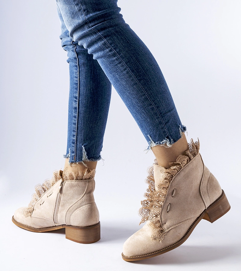 Béžové botky s cirkonii a krajkou Belviglieri