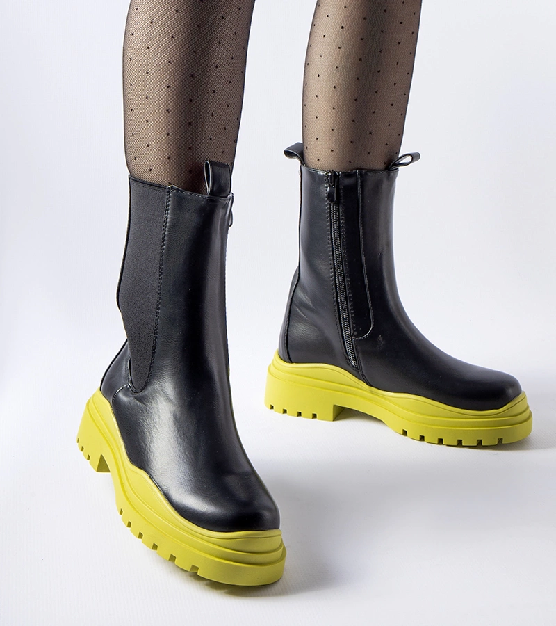 Černé kotníčkové boty na barevné podrážce Delebio