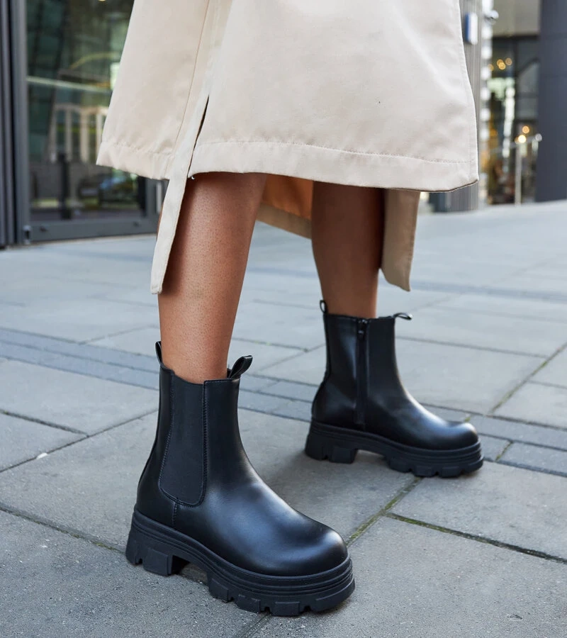 Černé kotníkové boty na platformě Placido