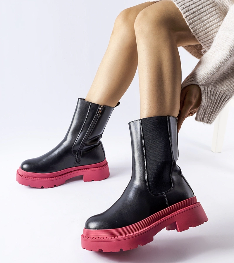 Černé kotníkové boty na růžové podrážce Garden