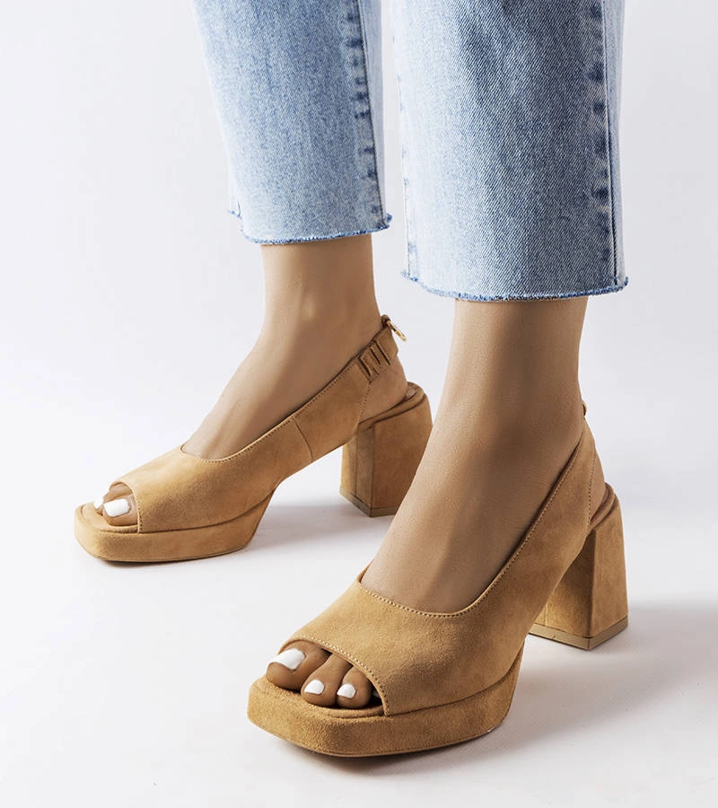 Červené velurové sandály na jehlovém podpatku KARINO