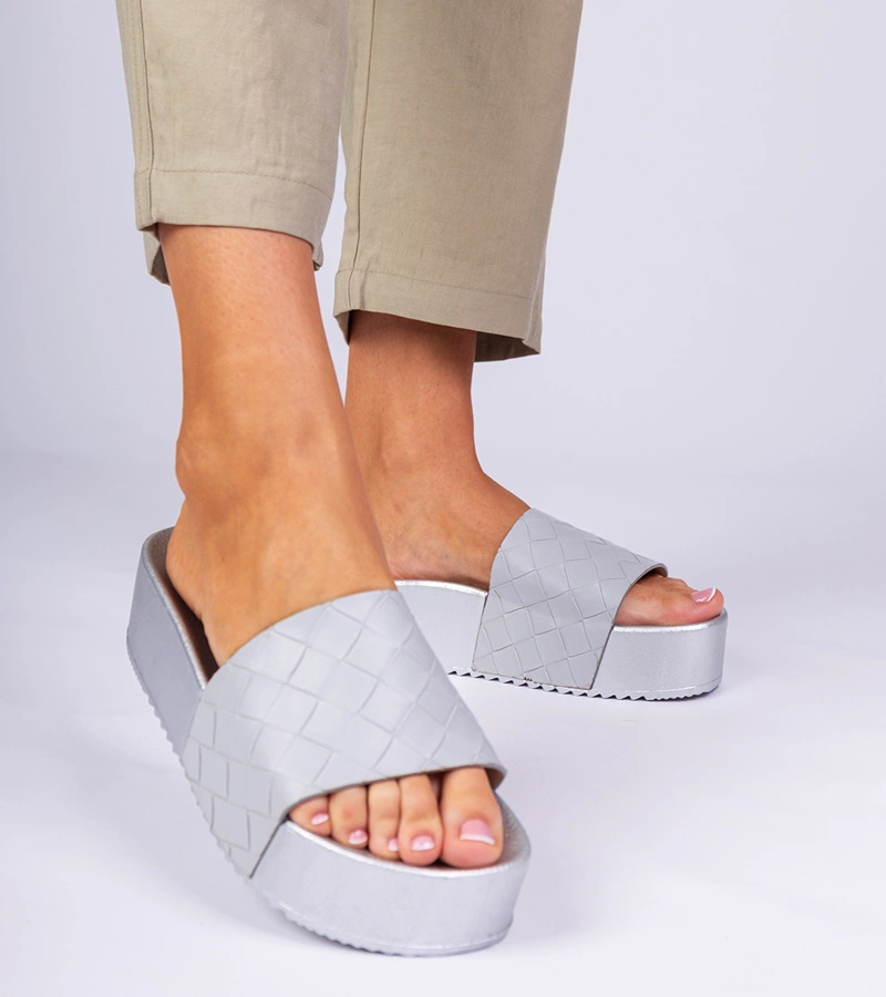 Šedé pantofle s reliéfem Kelisa