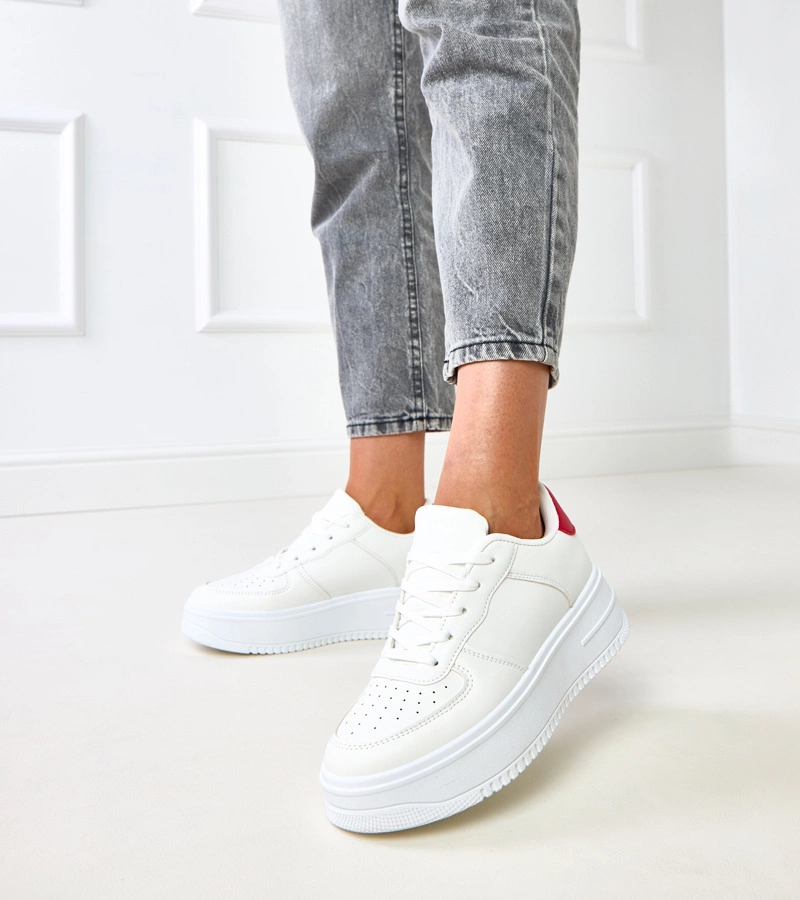 Bílé tenisky na platformě s červenou vsadkou Britney
