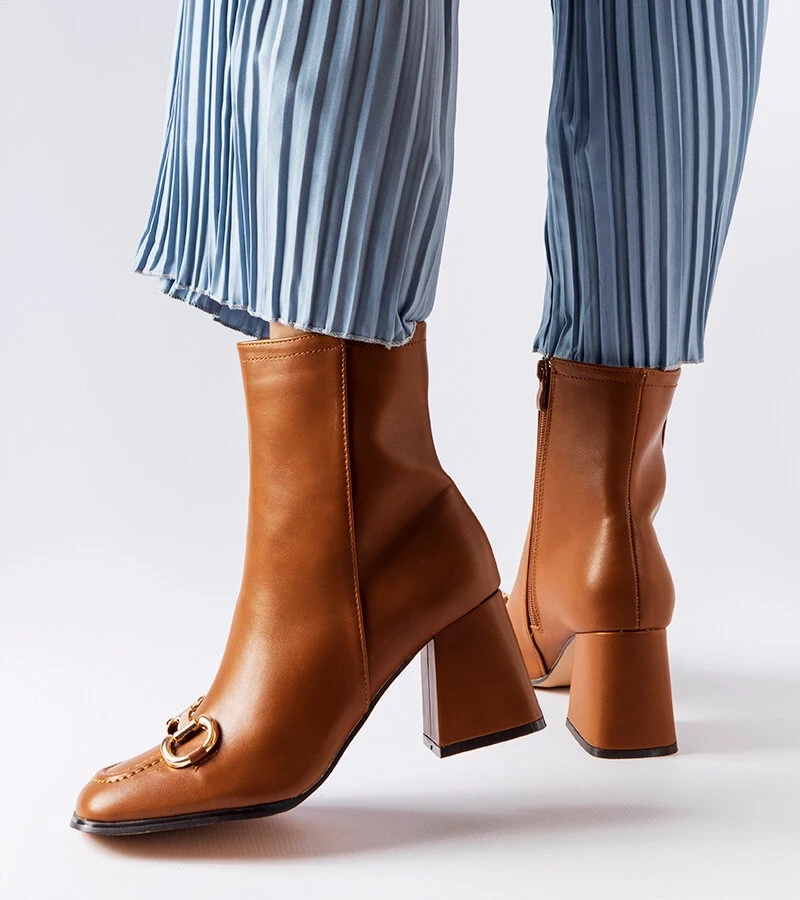 Hnědé boty na jehlovém podpatku od Castione