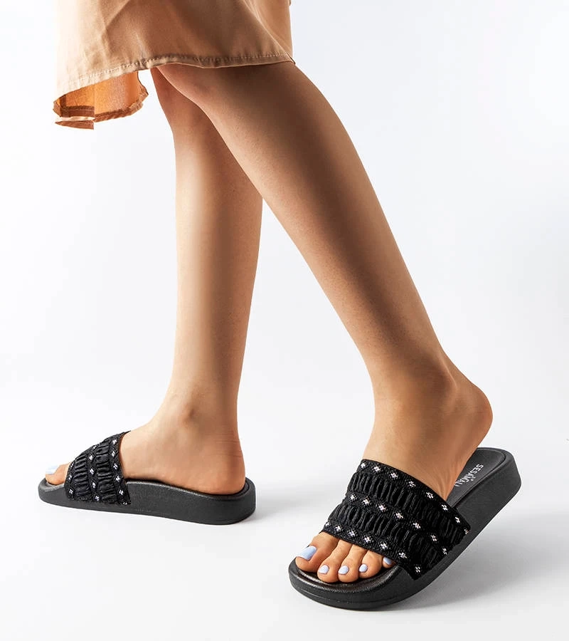 Černé žabky zdobené záhybem Ernest