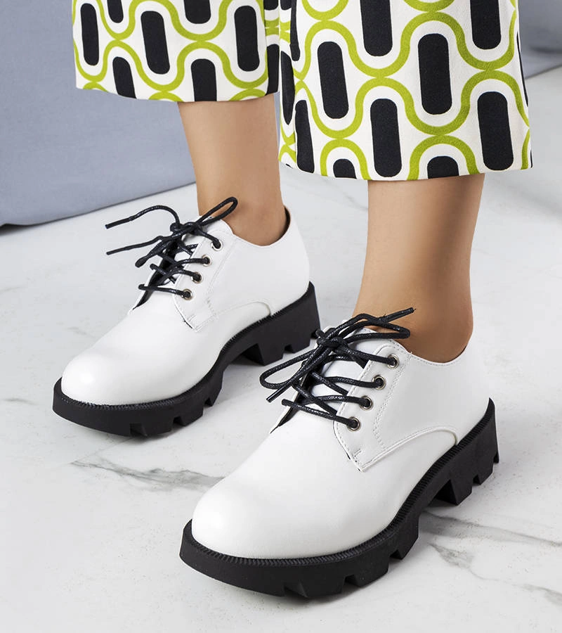 Bílé polobotky na pevné podešvi Josephine