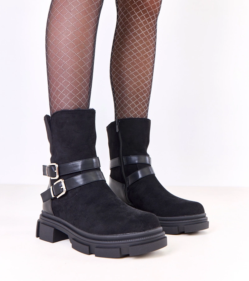 Černé zateplené kotníkové boty zdobené přezkami Lulisa