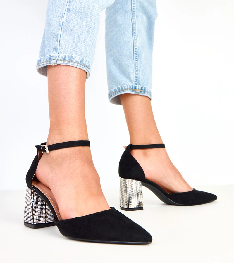 Černé lodičky na podpatku zdobeném kamínky Sona