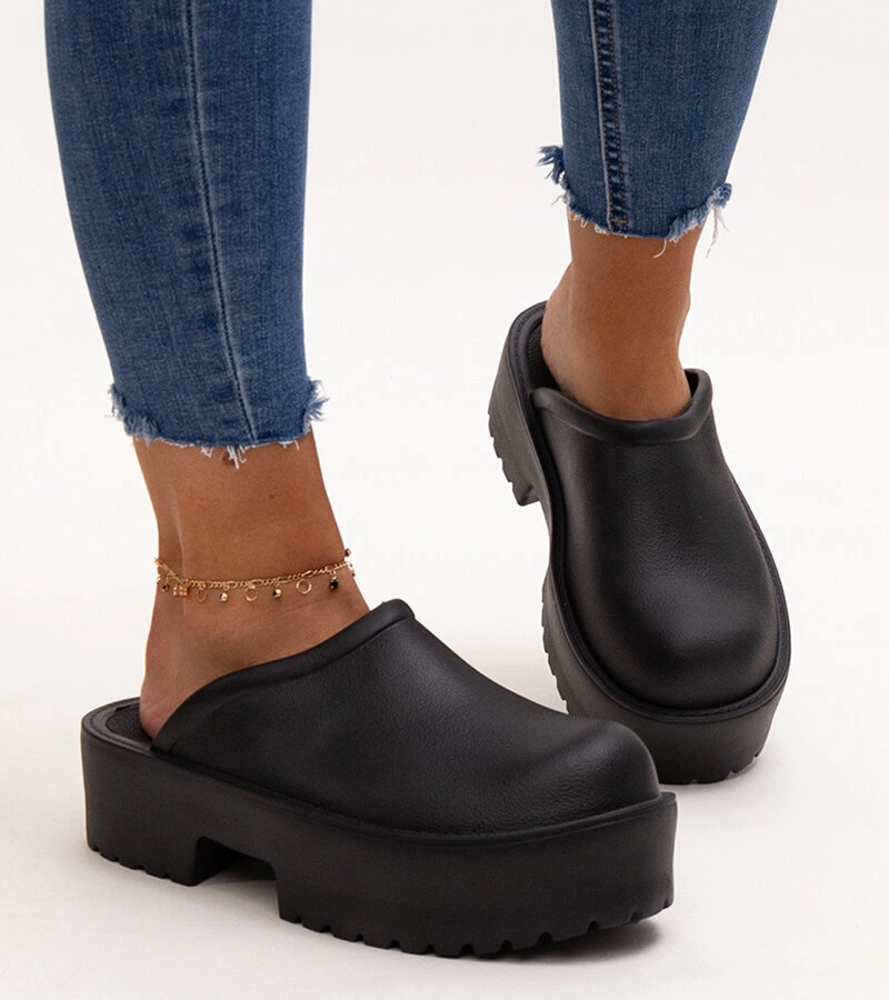 Černé pantofle na masivní podrážce Hussa