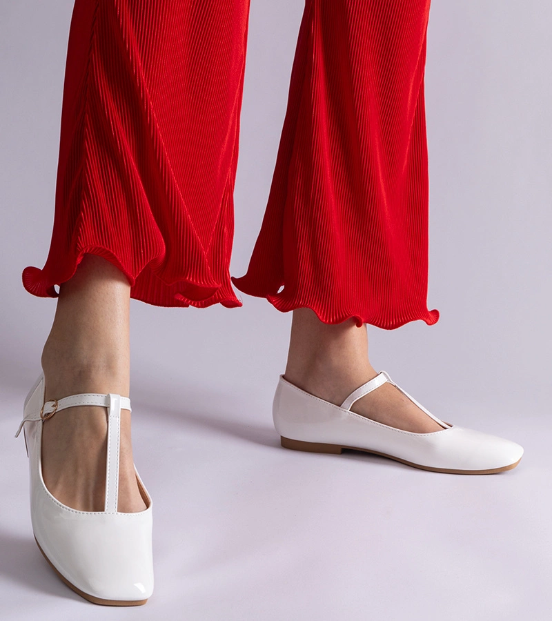 Bílé lakované baleríny s páskem Marseille