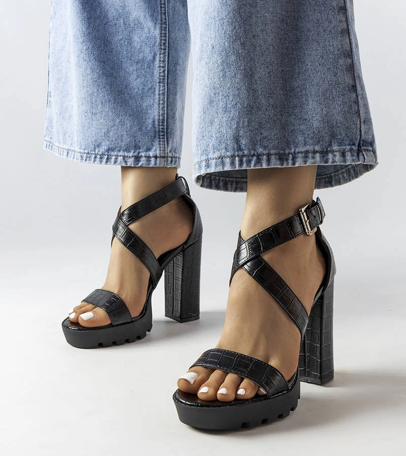 Černé sandály Trépanier na vysokém jehlovém podpatku