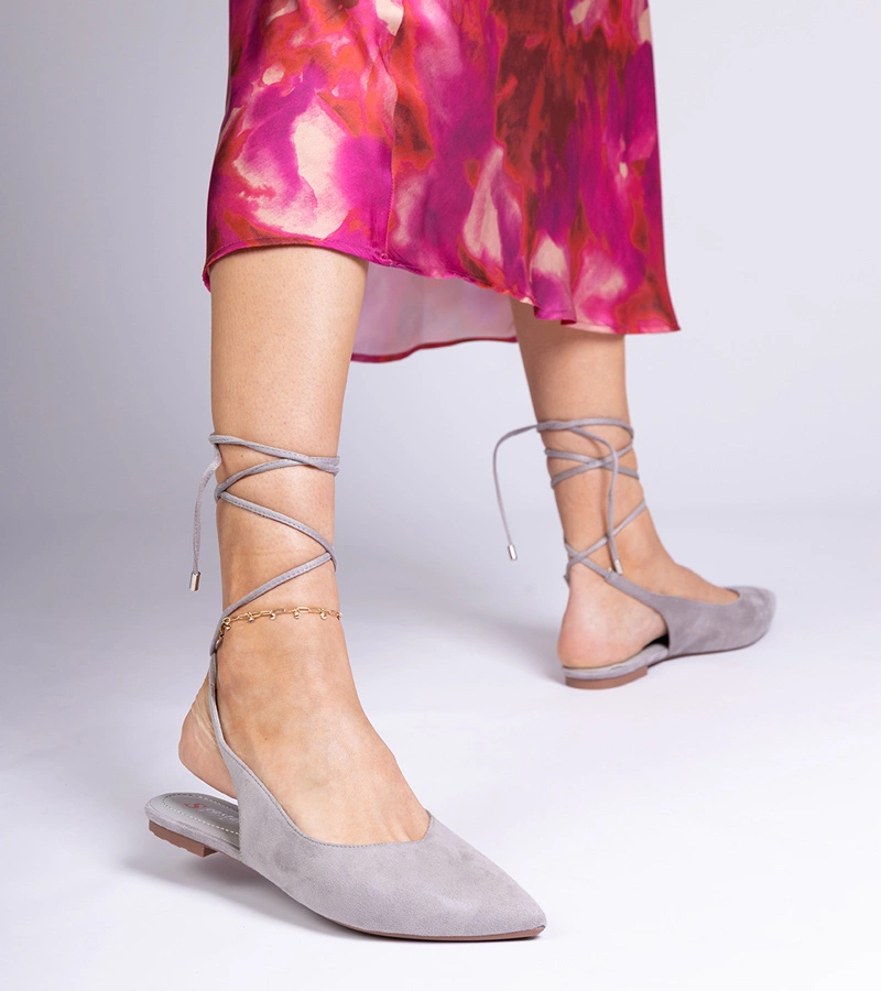 Šedé baleríny na plochém podpatku se šněrováním na kotníku Karlioz