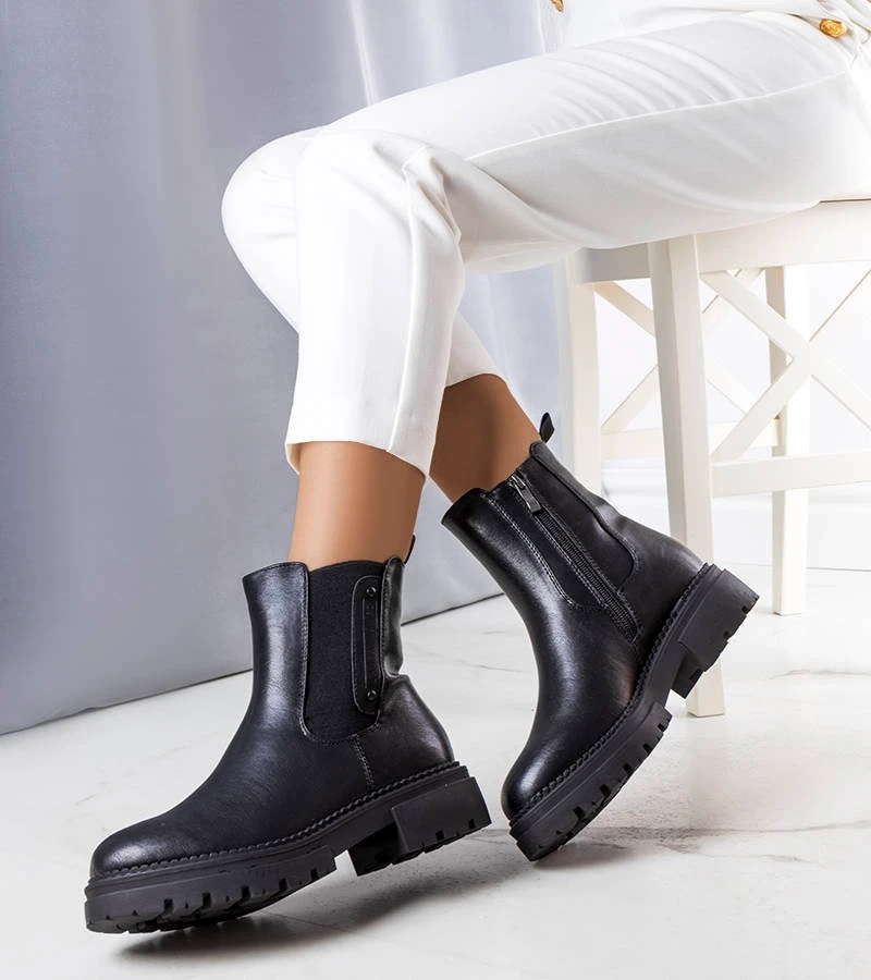 Černý izolovaný boty Caron