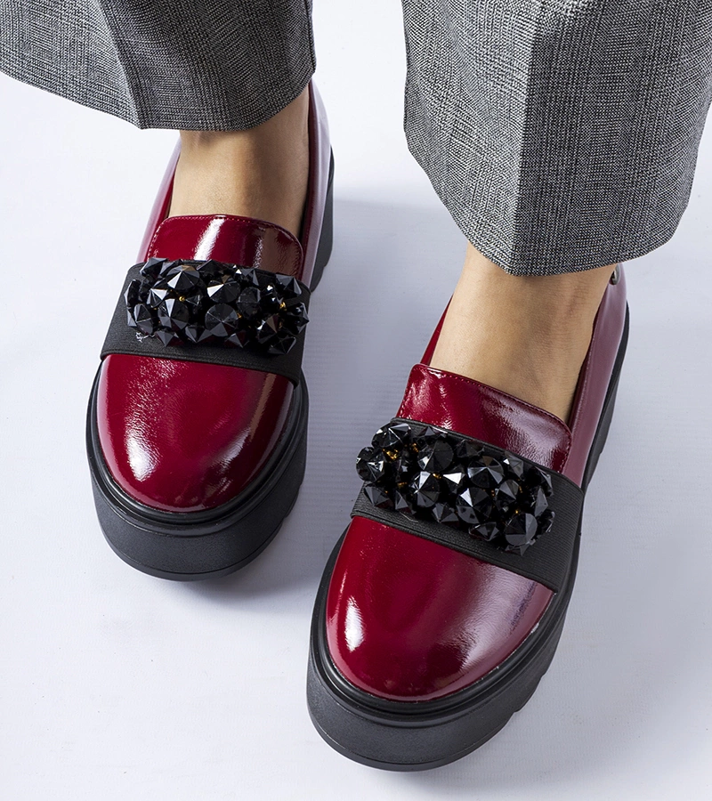 Vínově lakované polobotky na platformě Edma