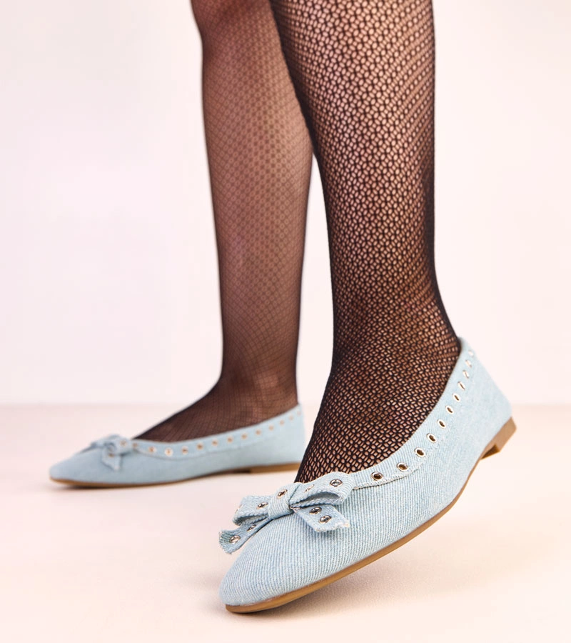 Džínsové baleríny s ozdobnými očky a mašličkou Baisa